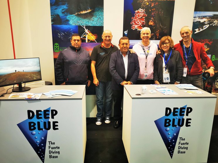 Alcalde y concejal junto a representantes Deep Blue y Fotografos profesionales del buceo en Boot Dusseldorf 2023