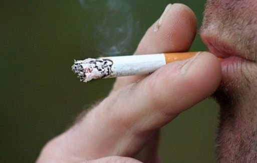 hombre fumando-Foto InstitutoNoa
