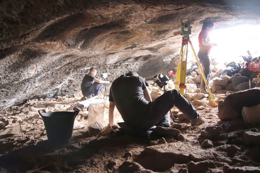 investigadores en la cueva de Tejate