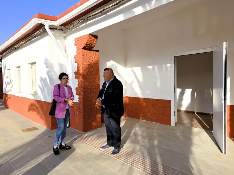 AHORA Alcalde visita con la concejala de AEDL la finalización de obras de recuperación (2)