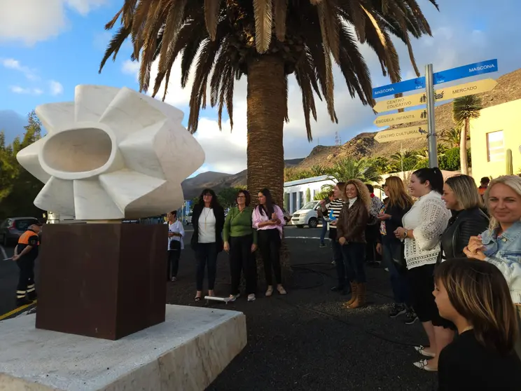 Escultura homenaje a la mujer