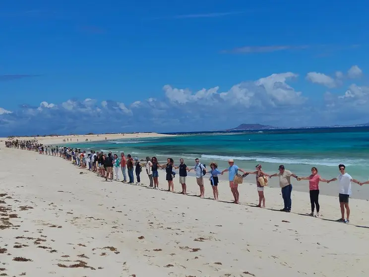 cadena humana en las Dunas de Corralejo