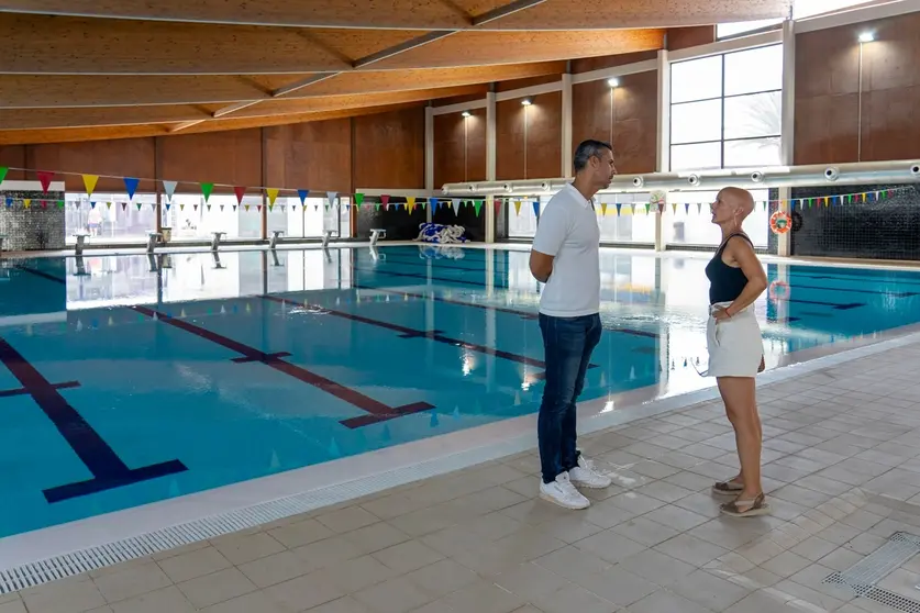 Isaí Blanco y Gleiber Carreño junto a la renovada piscina