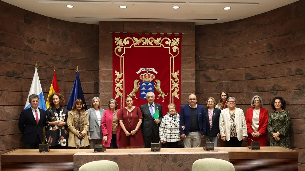 Astrid Pérez con representantes de entidades de cáncer en Canarias