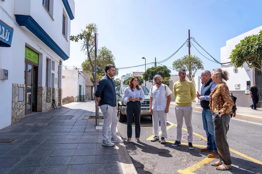 Las autoridades, junto al local