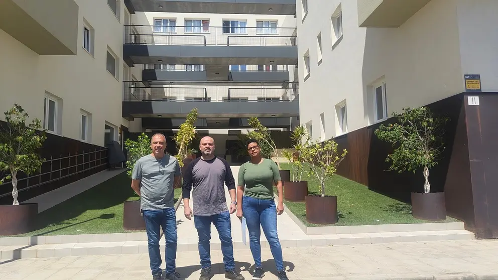 Vecinos delante del edificio Pelayo