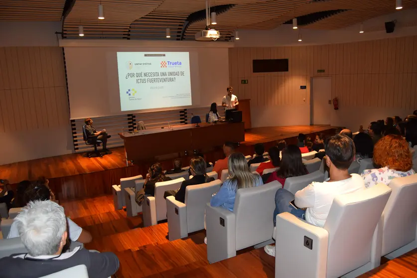 Momento de la ponencia sobre ictus