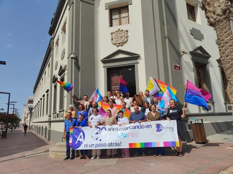 Banderas LGTBiQ+ lucen en el Cabildo de Fuerteventura