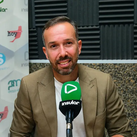 Hombre en estudio de radio