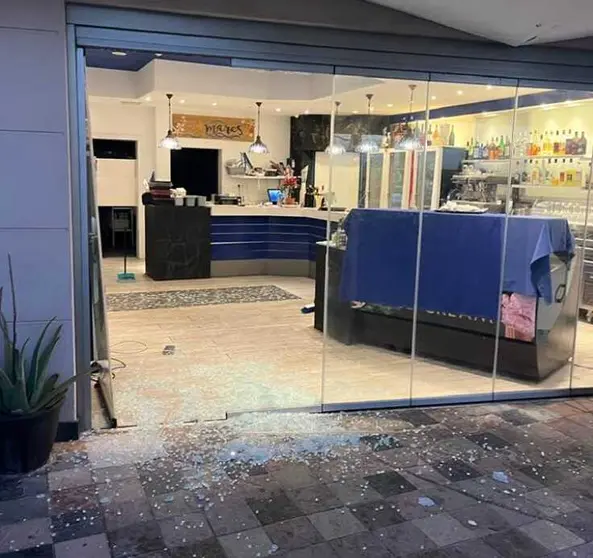 Puerta vandalizada AMARES