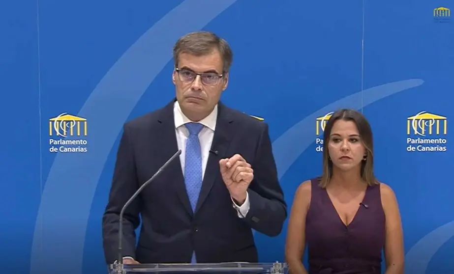 Los diputados del Grupo Parlamentario Popular Fernando Ense&ntilde;at y Jennifer Curbelo
