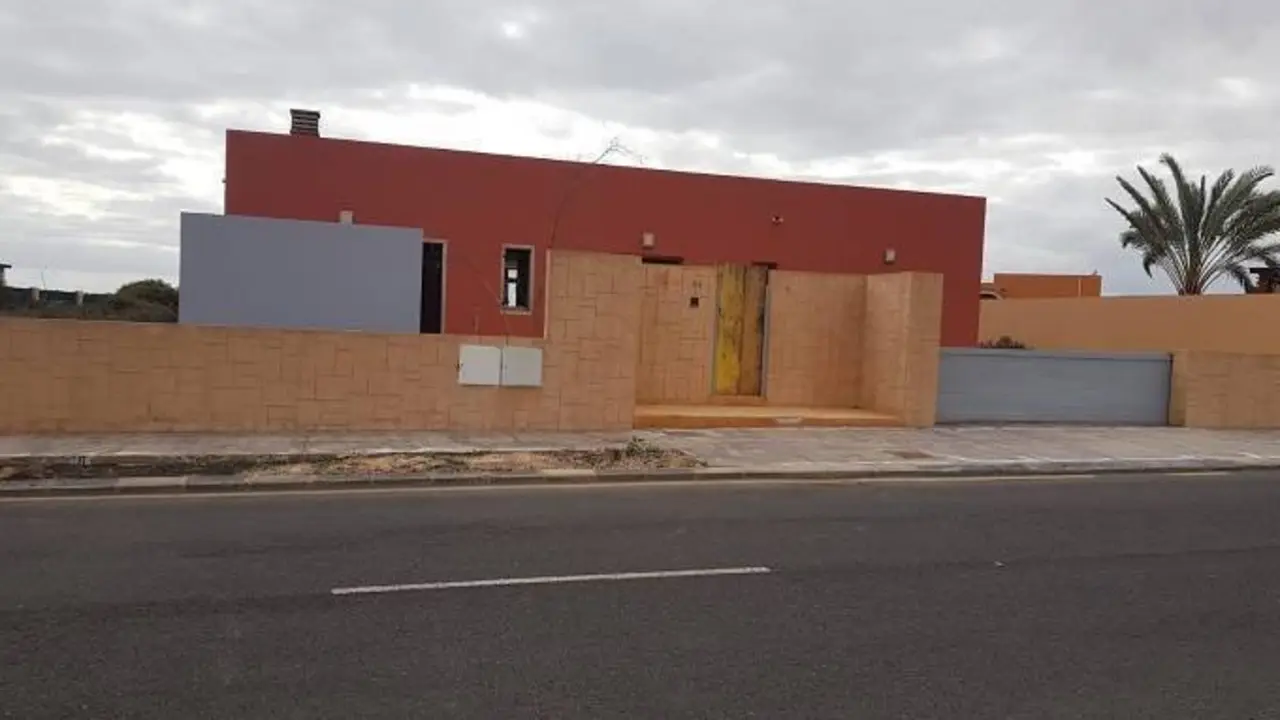 Puerta tapiada por los vecinos para dificultar la okupaci&oacute;n