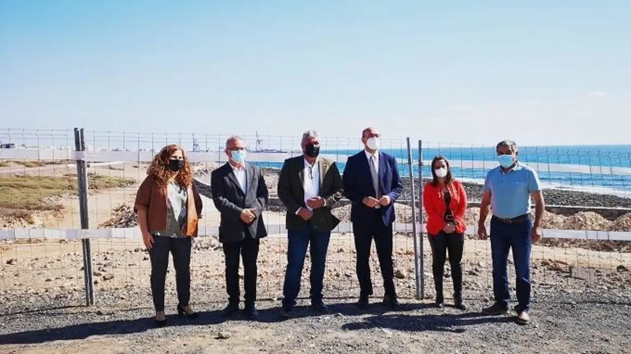 Delegado del Gobierno en el paseo mar&iacute;timo de Playa Blanca