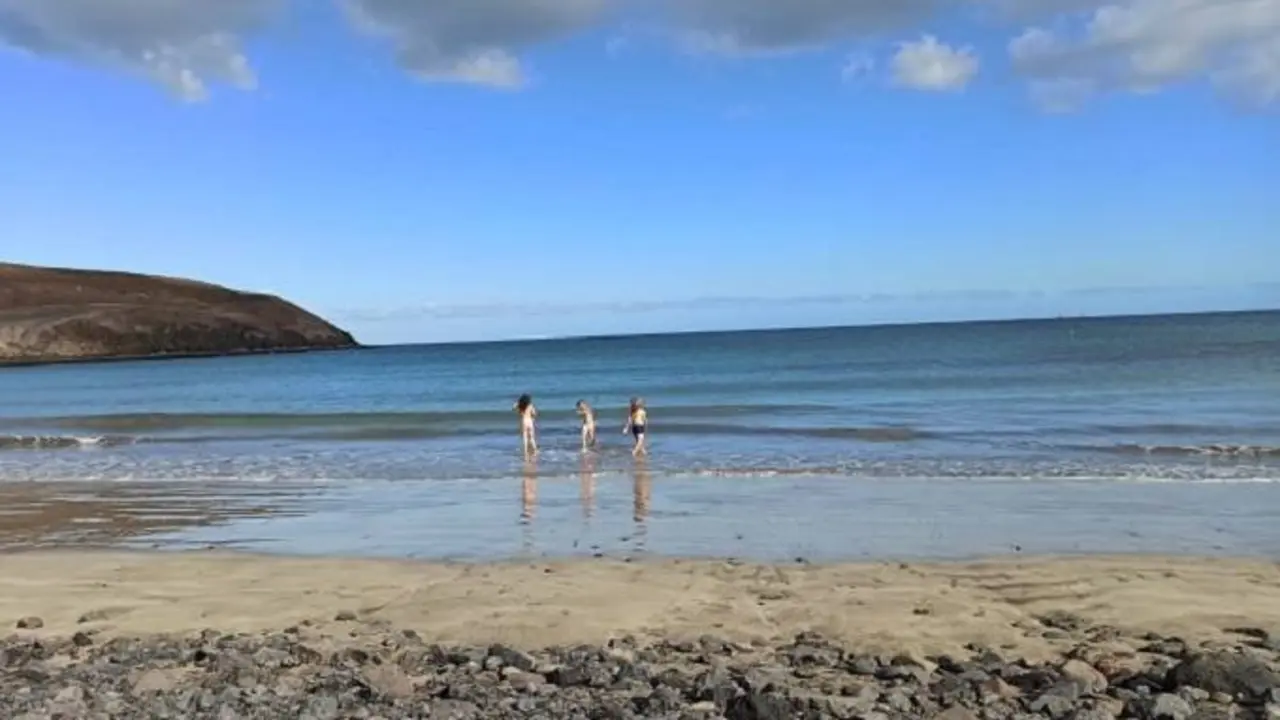 Ni&ntilde;os en una playa de Fuerteventura