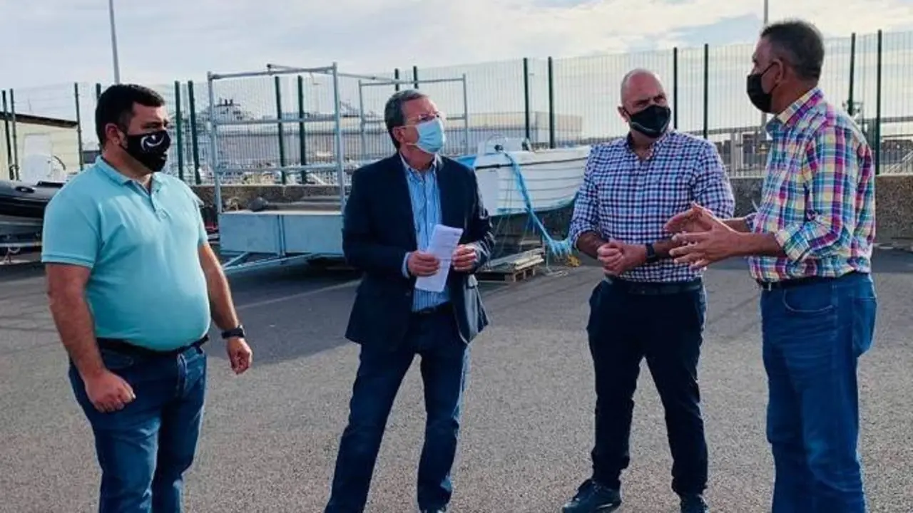 Visita de las autoridades al Centro Na&uacute;tico Insular