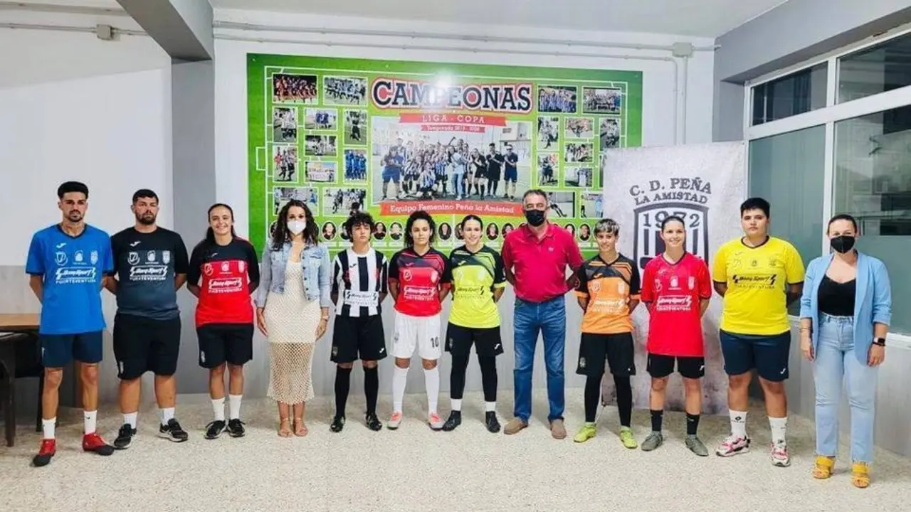 Pe&ntilde;a Armas y Sonia &Aacute;lamo en la presentaci&oacute;n de la nueva equipaci&oacute;n del CD Pe&ntilde;a de la Amistad