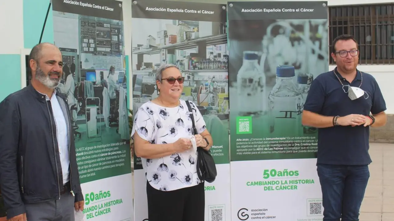 Alejandro del Pino e Isabel Lauricica de la Asociaci&oacute;n Espa&ntilde;ola contra el C&aacute;ncer con Adargoma Hern&aacute;ndez