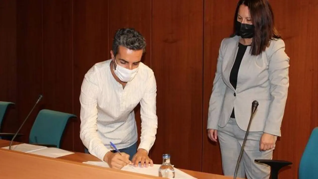 Rayco de Le&oacute;n firma el convenio