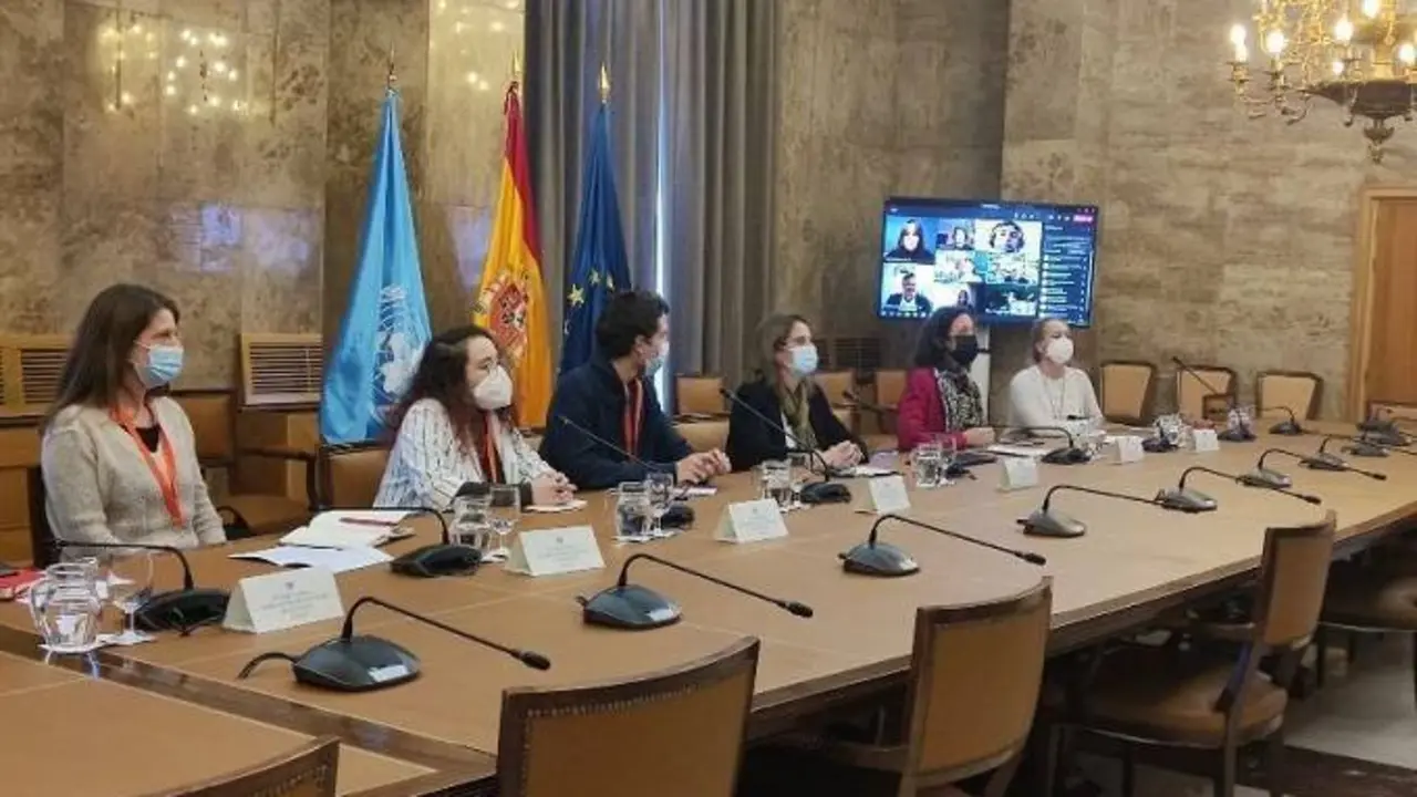 En segundo lugar a la izquierda Lara Padilla%2C representante de la Ciudad Amiga de La Infancia, junto a la ministra de Transici&oacute;n%20Ecol&oacute;gica, Teresa Ribera, en cuarto lugar a la izquierda
