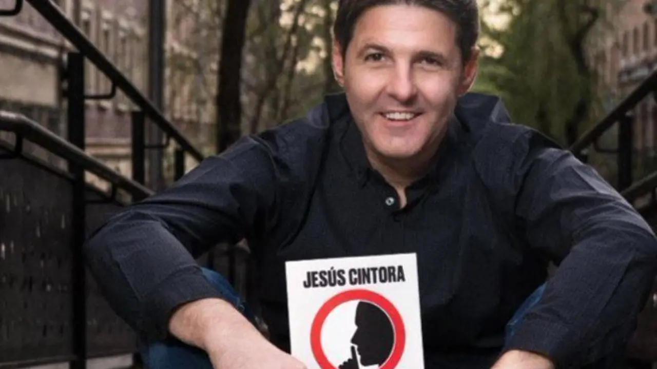 Jes&uacute;s Cintora con el libro