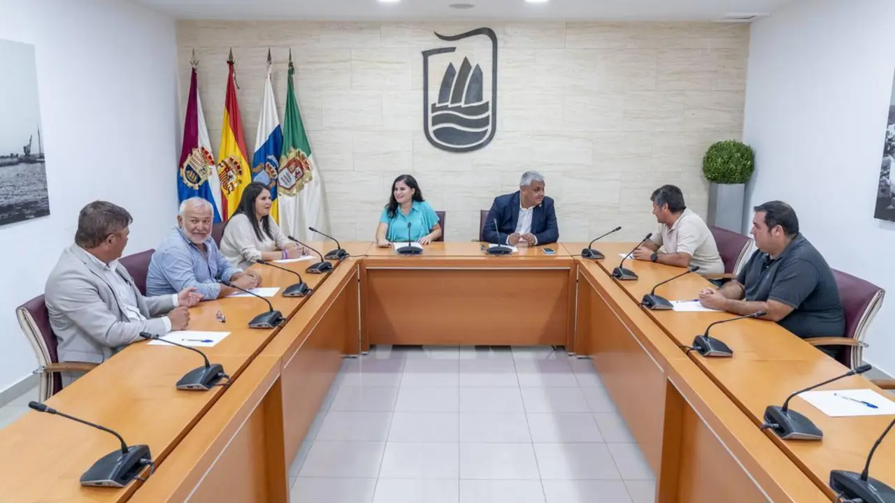 FOTO - REUNI&Oacute;N FECAM Y AYUNTAMIENTOS EN PTO. DEL ROSARIO 5 SEPT.