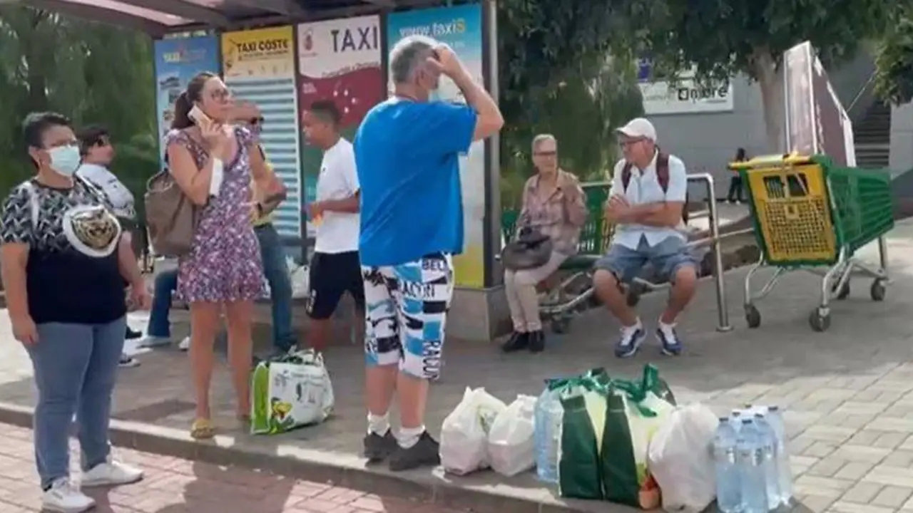 GEnte esperando taxi en CCC
