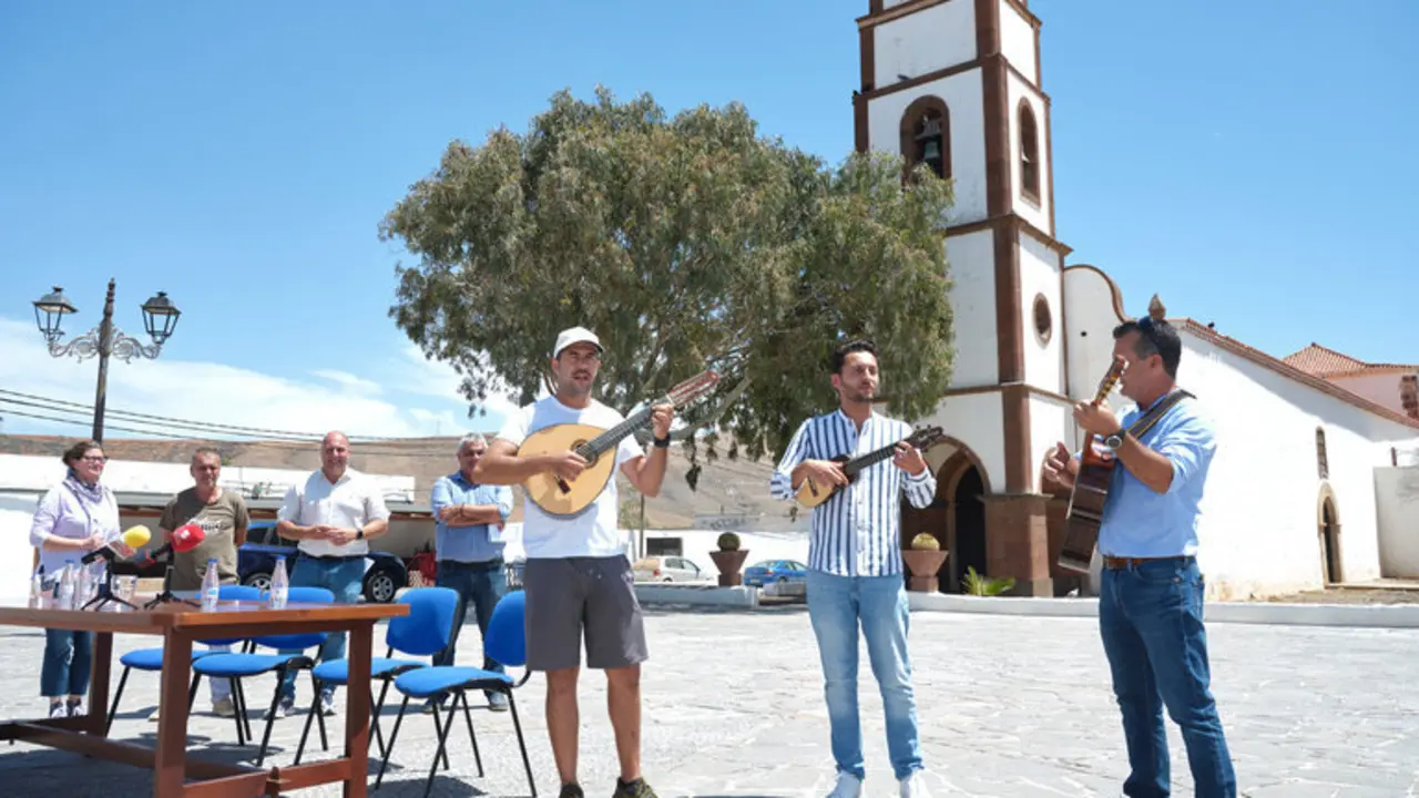 Presentaci&oacute;n de los actos del 50 aniversario el pasado mes de abril en la plaza de Tetir. (1)