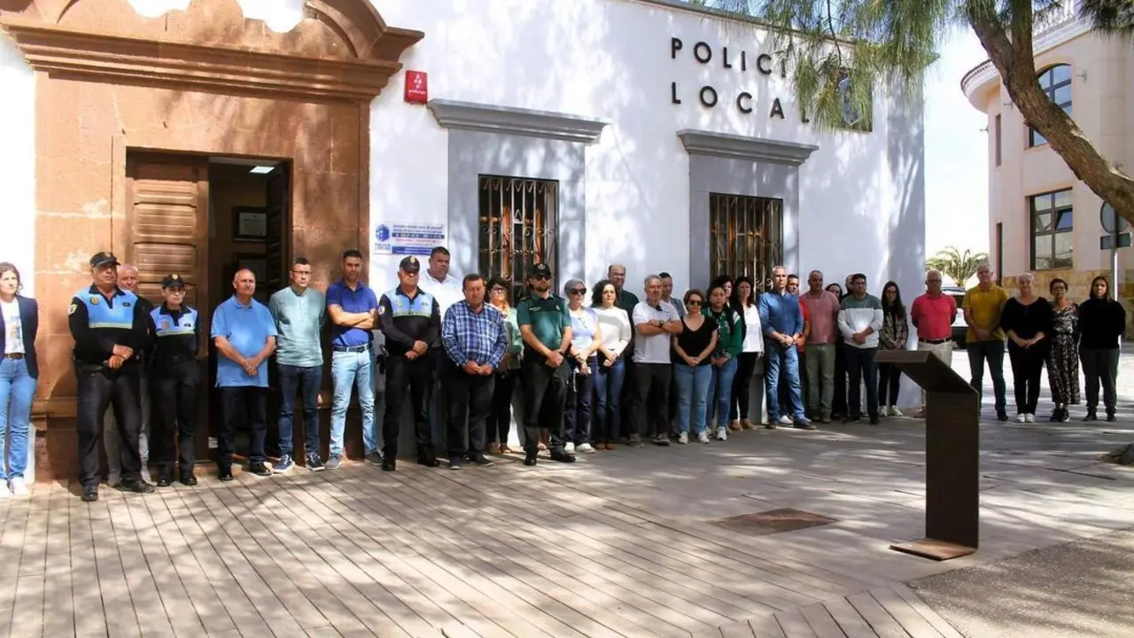 Minuto de silencio en Antigua (2) (1)
