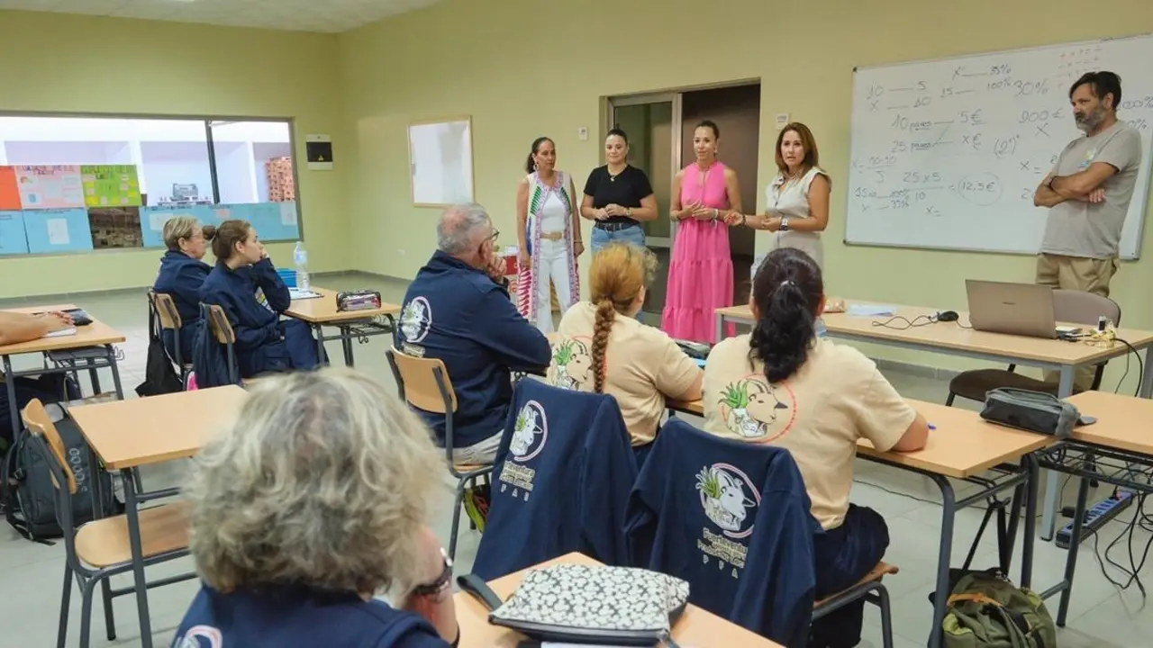 Visita de las autoridades al curso de formaci&oacute;n