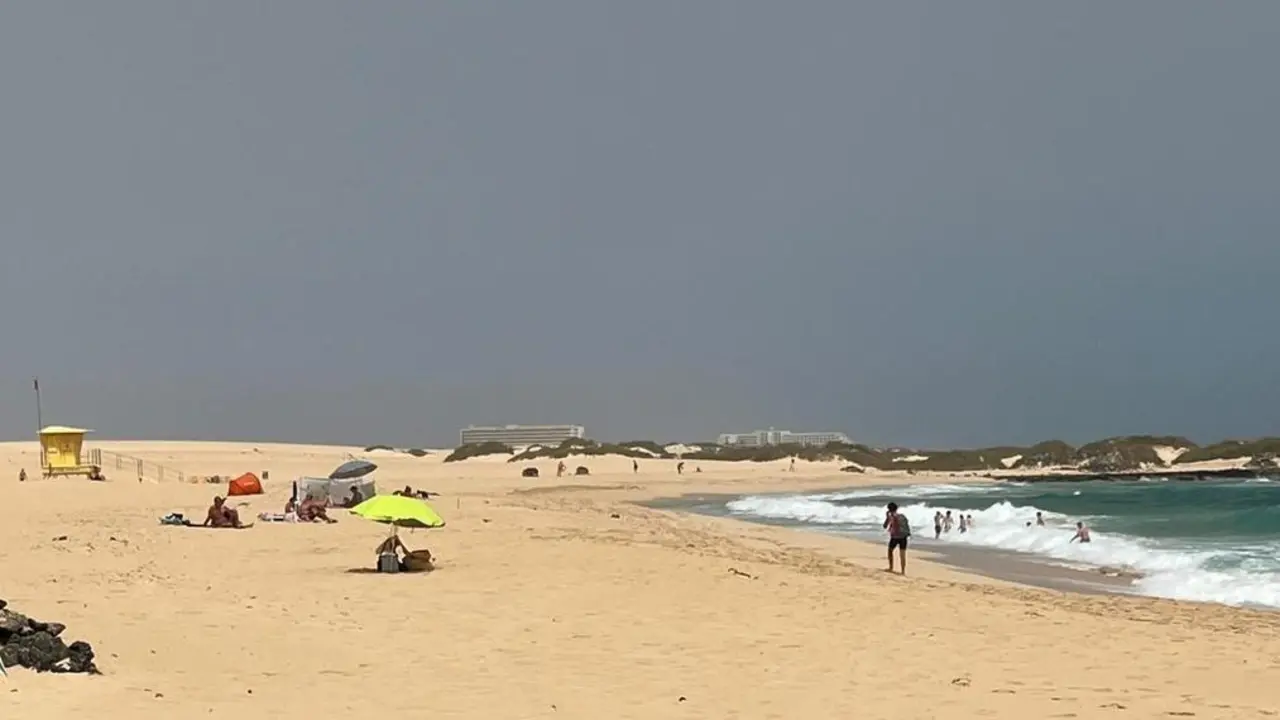 Caseta cerrada y ba&ntilde;istas en las playas de Corralejo