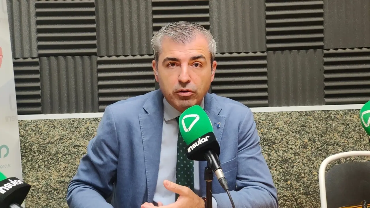 Manuel Dom&iacute;nguez en la radio