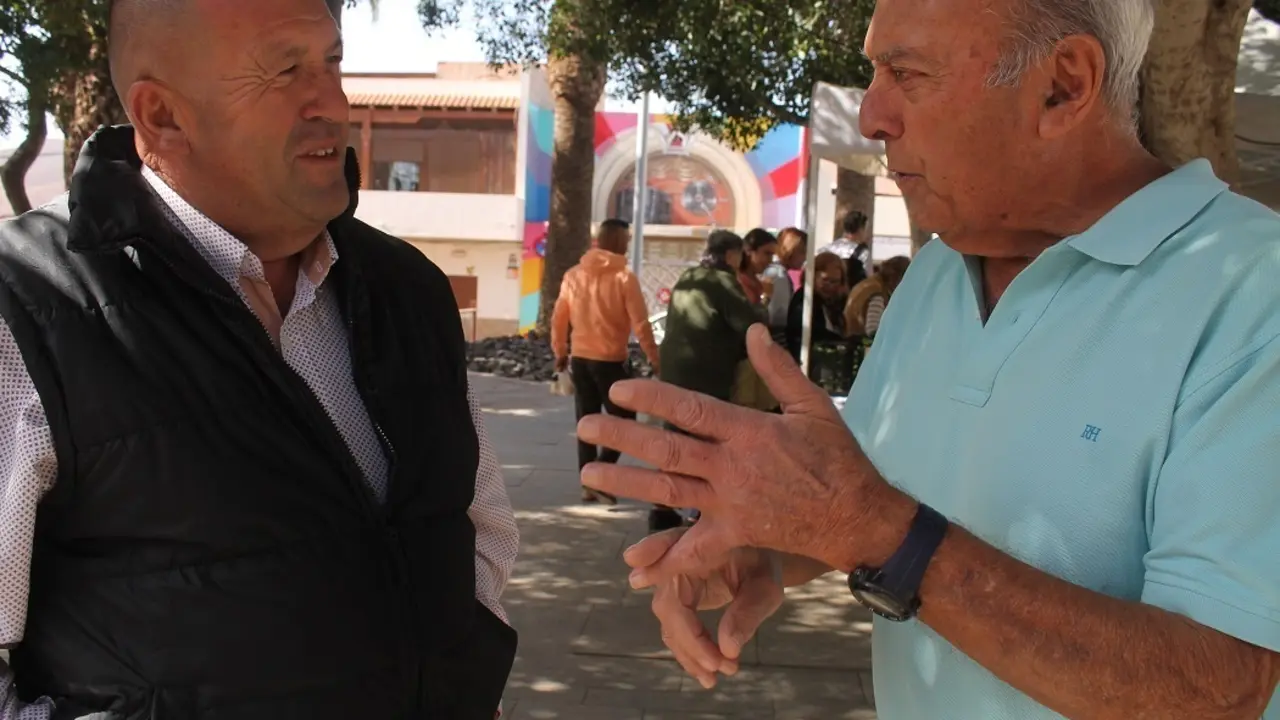 El alcalde Matias Pe&ntilde;a conversando con el Maestro Pepe Melian