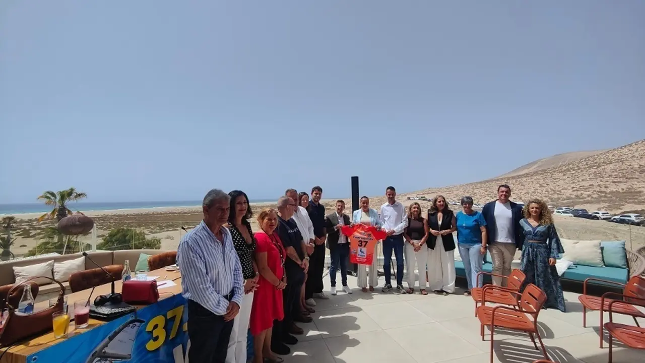 Presentaci&oacute;n del campeonato, con la playa de La Barca de fondo