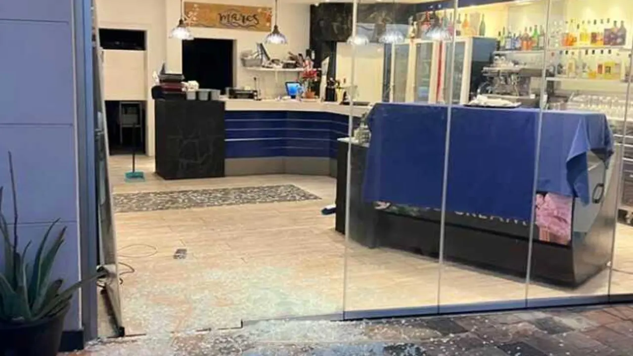Puerta vandalizada AMARES