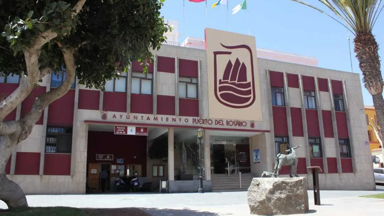 FACHADA-AYTO-CON-BANDERAS
