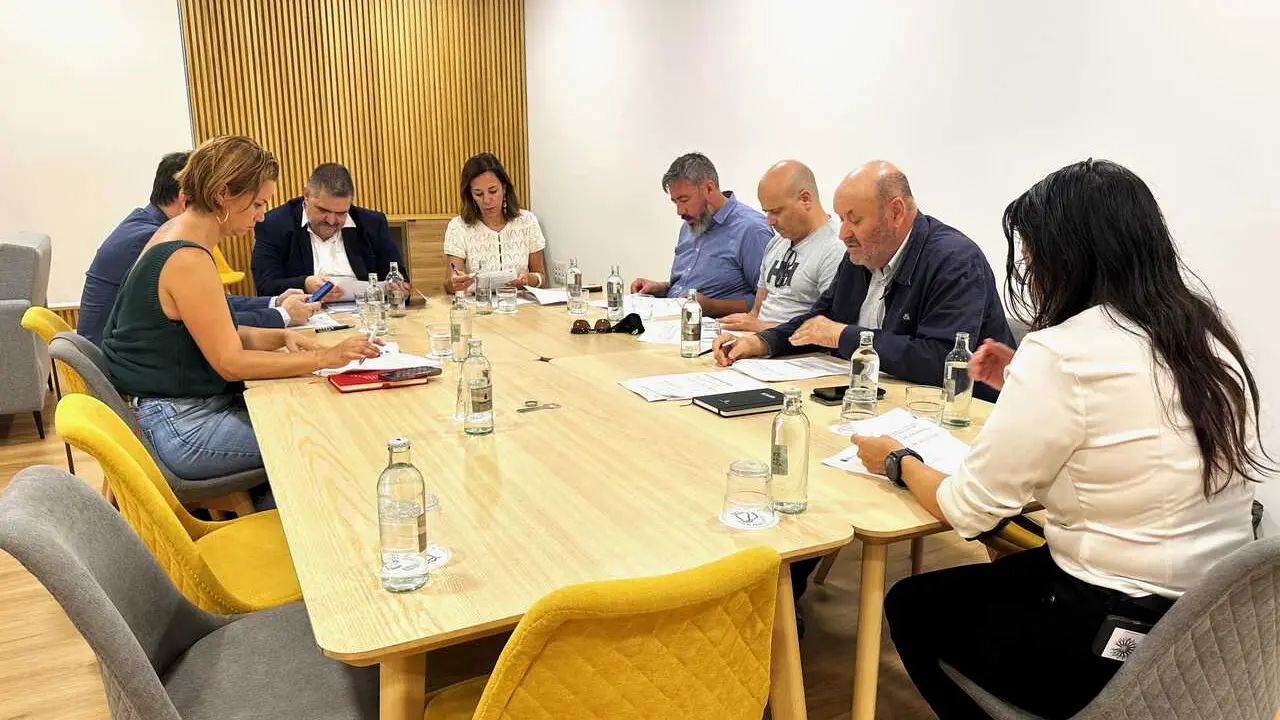 Reuni&oacute;n sindicatos y patronales Fuerteventura (2)