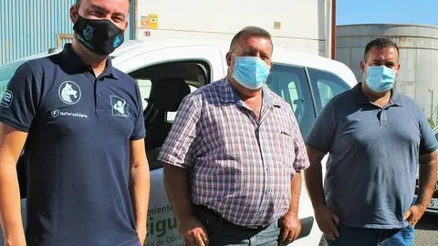 Coordinador-motor-solidario- junto al alcalde y concejal de Antigua-pix