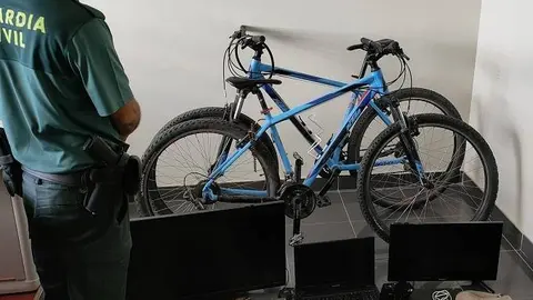 Agente Guardia Civl y objetos robados