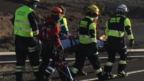 Efectivos trasladan a uno de los heridos