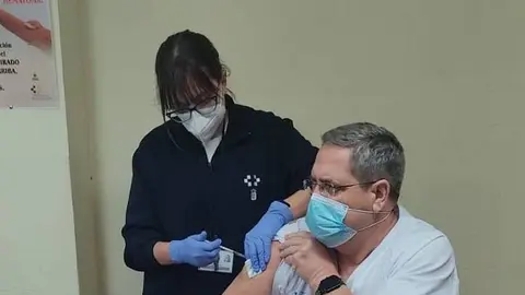 Instante de la vacunación de sanitarios hoy en Tenerife