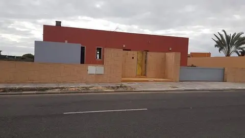 Puerta tapiada por los vecinos para dificultar la okupación