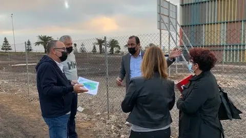 Blas Acosta en el solar elegido para el nuevo edificio de la Seguridad Social