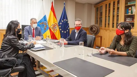 Ángel Victor Torres con representantes de Save the Children