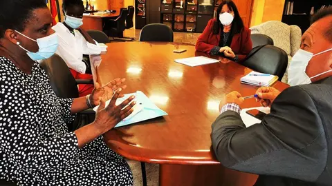 La presidenta de la Asociacion Mujeres de Mauritania presenta sus proyectos al alcalde de Antigua