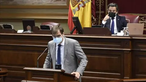 Fernando Enseñat en el Parlamento de Canarias