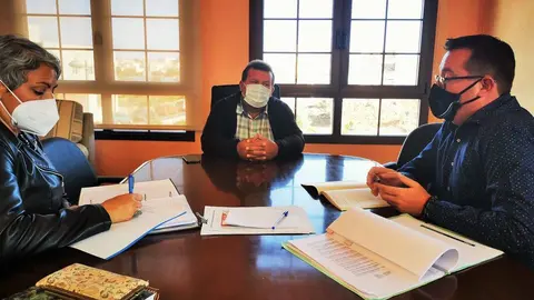 Alcalde y consejero insular coordinan acciones en política social (3)