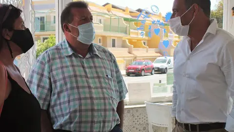 Alcalde y concejala felicitan los 25 años del Restaurante O Fado (2)