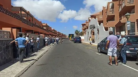 Concentración de empresarios frente al Hotel Caleta