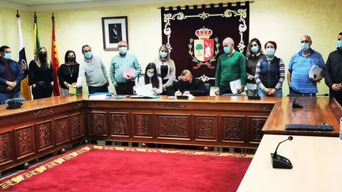 Momento dic 2020 en que toda la Corporacion arropa al alcalde de Antigua en la firma de convenios PMM (1)