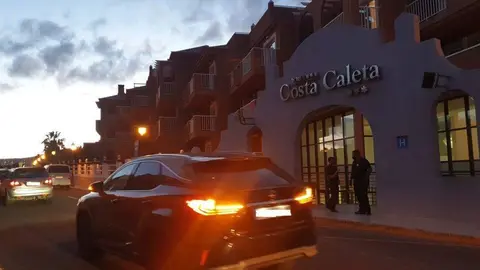 protestas frente al hotel Costa Caleta